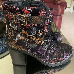 Diba! Excellent. Beautiful tapestry pattern. Ankle boots with inside zipper.